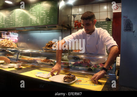 Kellner, clearing-Gedeck im bar-Restaurant in la Boqueria-Markt, Barcelona Stockfoto