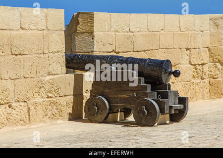 Eine alte Canon auf den Wällen schützen die Zitadelle in Victoria Gozo Malta Stockfoto