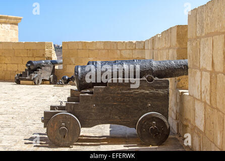 Ein paar der alten Kanonen auf den Wällen schützen die Zitadelle in Victoria Gozo Malta Stockfoto