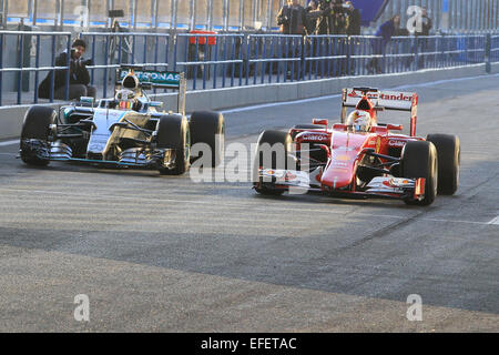 Jerez, Spanien. 2. Februar 2015. Scuderia Ferrari-Pilot Sebastian Vettel geht Lewis Hamilton in der Mercedes AMG Petronas in der Boxengasse im Winter Test in Jerez. Bildnachweis: Aktion Plus Sport/Alamy Live-Nachrichten Stockfoto