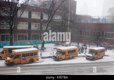 Studenten sind am Montag, 26. Januar 2015 aus der Volksschule 33 im New Yorker Stadtteil Chelsea entlassen. Schulen werden morgen geschlossen, Fahrzeuge sind verboten, nach 23:00, Pendler-Schiene und Busse gehen an Service reduziert und schließlich Herunterfahren, wie ein gewaltiger Schneesturm im Nordosten nähert sich die bis zu zwei Füße von Schnee in der Stadt fallen wird. (© Richard B. Levine) Stockfoto