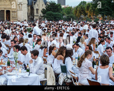 Paris, Frankreich. 16. Juni 2005 - Hunderte von Menschen zu sammeln, als eine große Menschenmenge für die 17. "Diner En Blanc" (Abendessen in weiß), vor der Notre Dame Kathedrale. Geladene Gäste wissen, wann das Abendessen aber nicht in der Lage sein wird, die nur am Tag des Ereignisses aufgedeckt wird. Ihr Ziel ist es, Gelder für Krebsorganisationen. Stockfoto