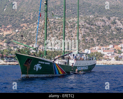 Kas, Türkei. 27. Juli 2006 - ist Greenpeace Rainbow Warrior vor der türkischen Küste während einer Tour verankert. Stockfoto