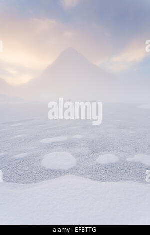 Eine gefrorene man auf Rannoch Moor als Sonnenuntergang nähert. Stockfoto