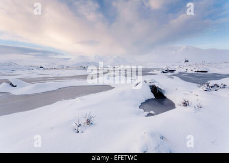 Weiche Morgenlicht über einen gefrorenen man Na Stainge und schneebedeckten Mount schwarze Berge Stockfoto