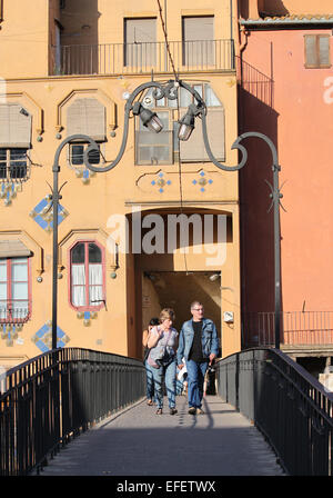 Menschen Kreuzung Brücke über Fluss Onyar in der alten Stadt Girona (Gerona), Katalonien Stockfoto