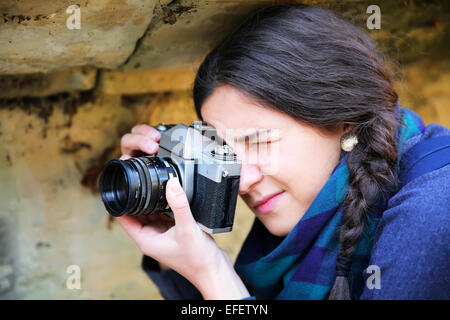 Junge Frau mit einer alten Kamera fotografieren Stockfoto