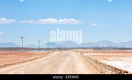 Luftspiegelungen über Uyuni Wüste Straße, Altiplano, Bolivien, Südamerika Stockfoto