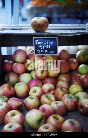 Pink Lady Äpfel am Bauernmarkt mit einem Schild Stockfoto