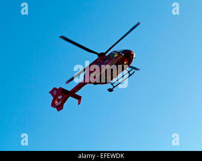 Eurocopter EC135 Hubschrauber geleast von Bond Air Services von North West Air Ambulance ausziehen nach seiner Rettung in Derbyshire Stockfoto