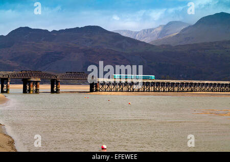 Arriva Personenzug über Barmouth Brücke oder Viadukt an der Mündung der Mawddach in Gwynedd North Wales UK gebaut im Jahre 1867 Stockfoto