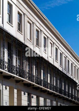 Traditionelle Regency-Terrasse mit schmiedeeisernen Balkonen im Stadtzentrum von Cheltenham Gloucestershire England UK Stockfoto
