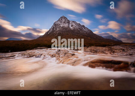 Stob Dearg (Buachaille Etive Mor) mit dem Fluss Coupal im Vordergrund Stockfoto