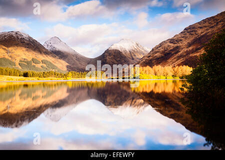 Reflexion des Lairig Gartain Trennung der Buachaille Etive Beag aus der Buachaille Etive Mor in Lochan Urr, Glen Etive Stockfoto