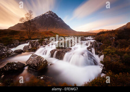 Klassische Aufnahme des großen Hirten oder Stob Dearg, mit einer Prise Schnee im Spätherbst. Der Fluss Coupall floss rasch Stockfoto