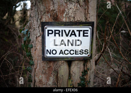 Ein privates Land Schild an einen Baum genagelt.