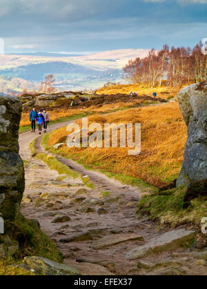 Wanderer auf Curbar stand im Winter im Peak District Nationalpark Derbyshire England UK Stockfoto