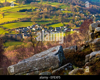 Blick vom Froggatt Rand Richtung Grindleford Dorf Peak District Nationalpark Derbyshire England UK mit Felsen im Vordergrund Stockfoto