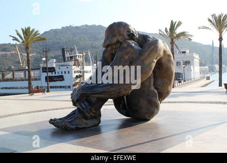 Fünf Meter hohen El Zulo Statue des Künstlers Víctor Ochoa im Hafen von Cartagena, Spanien, zum Gedenken an die Opfer des Terrorismus Stockfoto