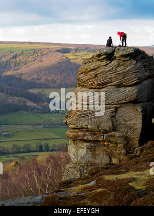 Paar Kletterer etwa, steilen Felswand auf Felsen am Froggatt Edge Peak District Nationalpark Derbyshire UK Stockfoto