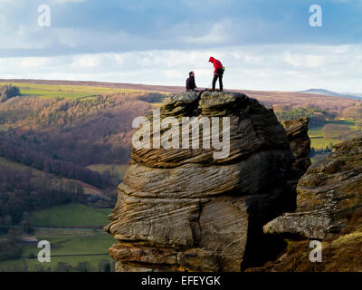 Paar Kletterer etwa, steilen Felswand auf Felsen am Froggatt Edge Peak District Nationalpark Derbyshire UK Stockfoto