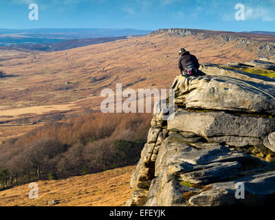 Kletterer etwa, steilen Felswand auf Felsen am Stanage Edge Peak District Nationalpark Derbyshire UK Stockfoto