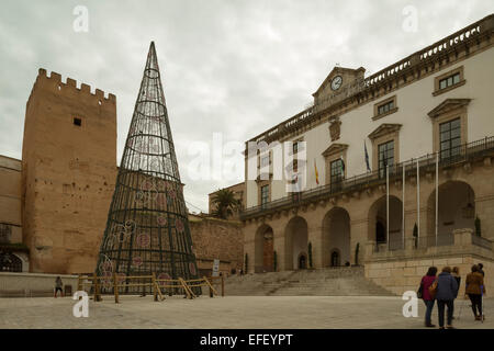 Rathaus in quadratischen Main und Baum von Weihnachten mit dem Turm Bujaco im Hintergrund, Caceres, Spanien, Stockfoto