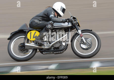 Die Norton International oder Cammy Norton ist ein Norton Motors Ltd obenliegende Nockenwelle (OHC) Motorrad zwischen 1931 und 1957. Goodwood Revival Stockfoto