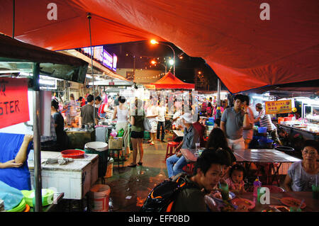 Nacht-Lebensmittel-Markt steht in Malaysia Penang, viele hawker Stockfoto