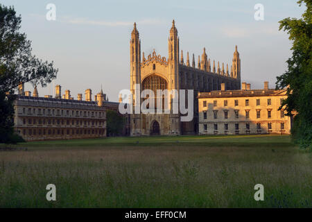 Kings College Kapelle Cambridge mit dem Gebäude rechts und Clare College verließ Gibbs über den Rasen zurück genommen. Stockfoto