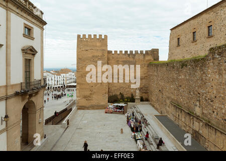 Turm von La Yerba und Foro de los balbos in der Altstadt von Caceres, Extremadura, Spanien, Europa. Stockfoto