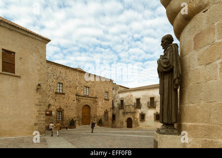 Denkmäler-Bereich von Caceres, Spanien, UNESCO-Welterbe, die Statue des San Pedro de Alcantara in der Plaza de Santa María, Stockfoto