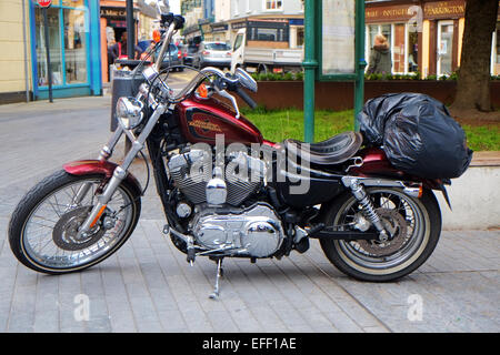 Harley Davidson Motorrad mit einer schweren Last in Clonakilty West Cork Irland geparkt. Stockfoto