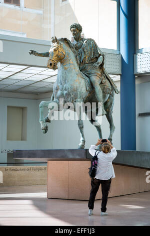 Bronzene Reiterstatue des römischen Kaisers Marcus Aurelius auf dem Display in den Palazzo dei Conservatori in Rom Italien Stockfoto
