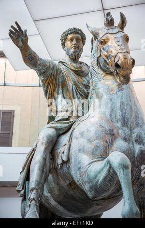 Bronzene Reiterstatue des römischen Kaisers Marcus Aurelius auf dem Display in den Palazzo dei Conservatori in Rom Italien Stockfoto