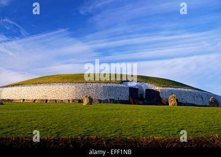 Newgrange neolithischen Durchgang Grab in Co. Meath Ireland, mit Cirros Wolken. Winter-Sonnenwende Sonne dringt bis in die innere Kammer Stockfoto