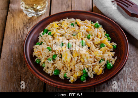 Gebratener Reis mit Ei und Erbsen Stockfoto