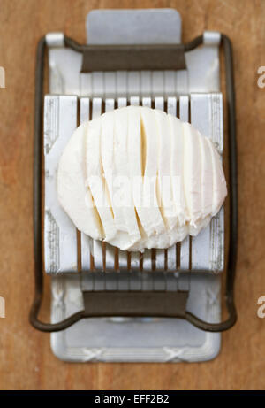 Vintage Ei Slicer zur Scheibe Mozzarella-Käse Stockfoto