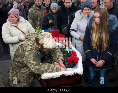 Kiew, Ukraine. 2. Februar 2015. SoldatInnen der ukrainischen Freiwilligen Bataillon, die Aydar neben dem Sarg eines Kameraden während einer Trauerfeier der beiden Kämpfer des Bataillons am Unabhängigkeitsplatz in Kiew trauert. --Auf-Zustand-Zeremonie auf dem Unabhängigkeitsplatz in Kiew von Soldaten der Aidar Freiwilligen Bataillon während der Kämpfe im Osten der Ukraine gefallen. Bildnachweis: Igor Golovnov/Alamy Live-Nachrichten Stockfoto