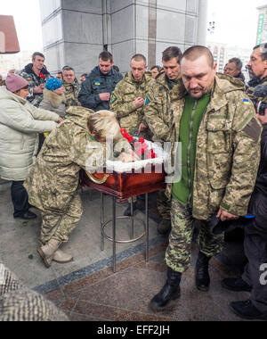 Kiew, Ukraine. 2. Februar 2015. SoldatInnen der ukrainischen Freiwilligen Bataillon, die Aydar neben dem Sarg eines Kameraden während einer Trauerfeier der beiden Kämpfer des Bataillons am Unabhängigkeitsplatz in Kiew trauert. --Auf-Zustand-Zeremonie auf dem Unabhängigkeitsplatz in Kiew von Soldaten der Aidar Freiwilligen Bataillon während der Kämpfe im Osten der Ukraine gefallen. Bildnachweis: Igor Golovnov/Alamy Live-Nachrichten Stockfoto