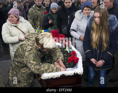 SoldatInnen der ukrainischen Freiwilligen Bataillon, die Aydar neben dem Sarg eines Kameraden während einer Trauerfeier der beiden Kämpfer des Bataillons am Unabhängigkeitsplatz in Kiew trauert. 2. Februar 2015. --Auf-Zustand-Zeremonie auf dem Unabhängigkeitsplatz in Kiew von Soldaten der Aidar Freiwilligen Bataillon während der Kämpfe im Osten der Ukraine gefallen. © Igor Golovniov/ZUMA Draht/Alamy Live-Nachrichten Stockfoto