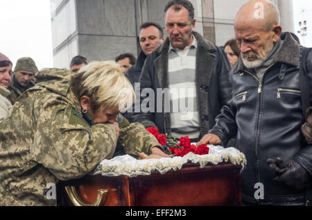 SoldatInnen der ukrainischen Freiwilligen Bataillon, die Aydar neben dem Sarg eines Kameraden während einer Trauerfeier der beiden Kämpfer des Bataillons am Unabhängigkeitsplatz in Kiew trauert. 2. Februar 2015. --Auf-Zustand-Zeremonie auf dem Unabhängigkeitsplatz in Kiew von Soldaten der Aidar Freiwilligen Bataillon während der Kämpfe im Osten der Ukraine gefallen. © Igor Golovniov/ZUMA Draht/Alamy Live-Nachrichten Stockfoto