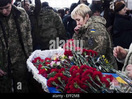 SoldatInnen der ukrainischen Freiwilligen Bataillon, die Aydar neben dem Sarg eines Kameraden während einer Trauerfeier der beiden Kämpfer des Bataillons am Unabhängigkeitsplatz in Kiew trauert. 2. Februar 2015. --Auf-Zustand-Zeremonie auf dem Unabhängigkeitsplatz in Kiew von Soldaten der Aidar Freiwilligen Bataillon während der Kämpfe im Osten der Ukraine gefallen. © Igor Golovniov/ZUMA Draht/Alamy Live-Nachrichten Stockfoto