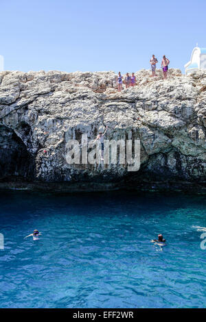 Einheimische und Urlauber genießen den Nervenkitzel des Klettern und springen in der Ost-Mittelmeer, Zypern. Stockfoto