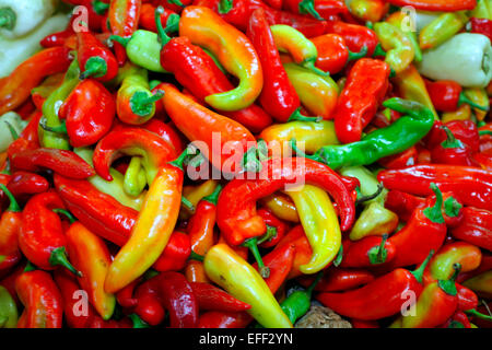 Bunte Paprika. Bunte Paprika oder Chili in der Farmers market Stockfoto