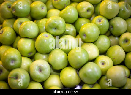 Frisch gepflückten grüne Äpfeln am Markt als Hintergrund oder wallpaper Stockfoto