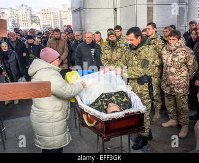 Kiew, Ukraine. 2. Februar 2015. Auf-Zustand-Zeremonie auf dem Unabhängigkeitsplatz in Kiew von Soldaten der Aidar Freiwilligen Bataillon während der Kämpfe im Osten der Ukraine gefallen. Bildnachweis: Igor Golovnov/Alamy Live-Nachrichten Stockfoto