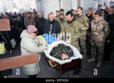 Kiew, Ukraine. 2. Februar 2015. Auf-Zustand-Zeremonie auf dem Unabhängigkeitsplatz in Kiew von Soldaten der Aidar Freiwilligen Bataillon während der Kämpfe im Osten der Ukraine gefallen. Bildnachweis: Igor Golovnov/Alamy Live-Nachrichten Stockfoto