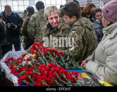 Kiew, Ukraine. 2. Februar 2015. SoldatInnen der ukrainischen Freiwilligen Bataillon, die Aydar neben dem Sarg eines Kameraden während einer Trauerfeier der beiden Kämpfer des Bataillons am Unabhängigkeitsplatz in Kiew trauert. --Auf-Zustand-Zeremonie auf dem Unabhängigkeitsplatz in Kiew von Soldaten der Aidar Freiwilligen Bataillon während der Kämpfe im Osten der Ukraine gefallen. Bildnachweis: Igor Golovnov/Alamy Live-Nachrichten Stockfoto