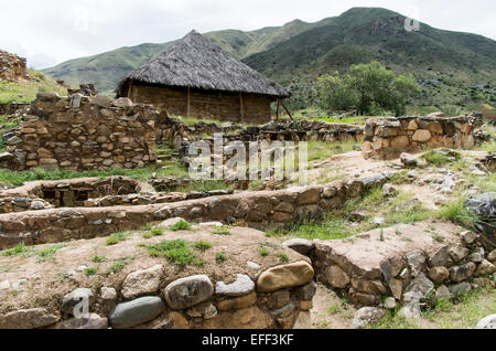 Archäologische Stätte von kotosh (2300-1200 V.chr.). huánuco Abteilung. Peru. Stockfoto